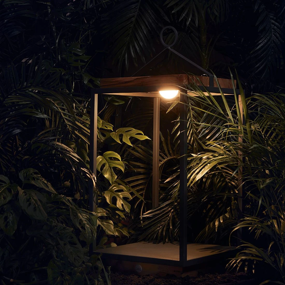 Suns Coco XL Akku-Solarleuchte Aluminium/Teak Matt Royal Grey/Teak Natur 2 Suns Coco XL Akku-Solarleuchte Aluminium/Teak Matt Royal Grey/Teak Natur – Bild 2