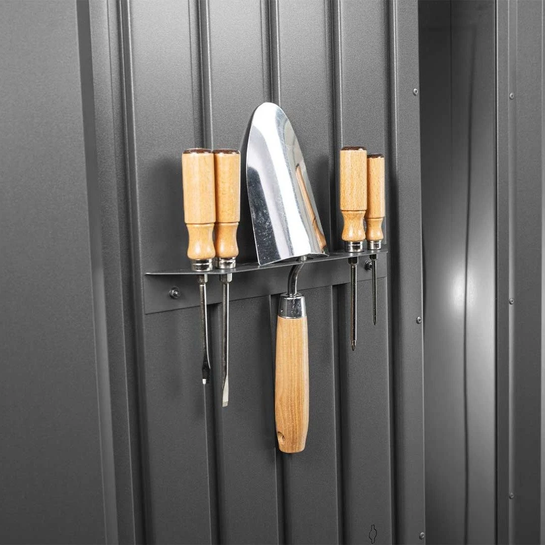 Biohort Neo Gerätehaus Werkzeughalter Dunkelgrau-Metallic 2 Biohort Neo Gerätehaus Werkzeughalter Dunkelgrau-Metallic – Bild 2